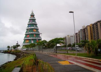Árvore de Natal à Beira Mar